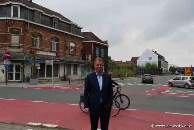 Deinze koopt café James en aanpalende broodjeszaak bij station aan om stationsbuurt op te waarderen: “Willen toegangspoort tot de stad aantrekkelijker maken”