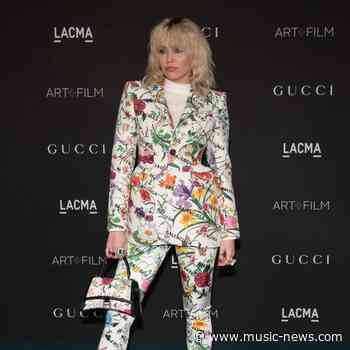 Miley Cyrus dedicates song to Sin&eacute;ad O'Connor during TV special