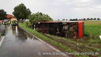 Unfall vor Klein Gleidingen: Bus kippt in den Graben