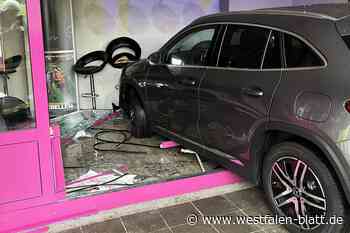 Bad Salzuflen: Auto landet in Kino-Foyer