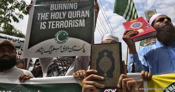 La Danimarca vieta i roghi di copie del Corano (e di altri testi religiosi) dopo le proteste: “Ragioni di sicurezza nazionale”