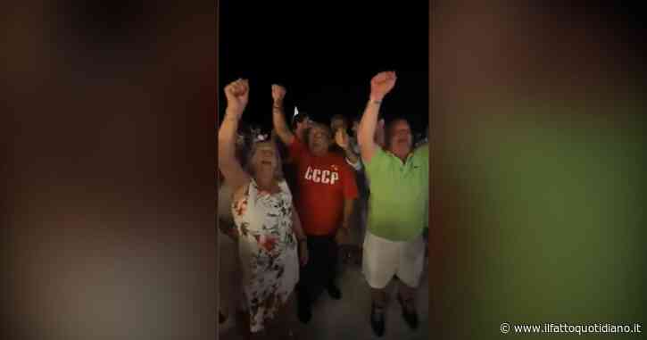 Maglia rossa con falce e martello e pugno chiuso alzato: Totò Cuffaro intona Bella Ciao a una festa a Palermo – Video