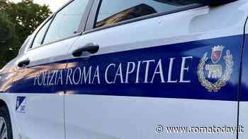 Sale sulla pattuglia e scappa con l'auto dei vigili, ferito un agente