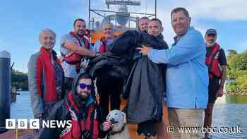 Dryrobes donated to lifeboat station