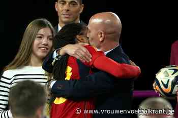 Hij kent geen grenzen: na de kus op de mond haalt Spaans bondsvoorzitter nog een (laatste?) keer zéér opmerkelijk uit