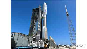 Atlas V rocket rolled to pad for 'Silent Barker' spysat launch (photos)
