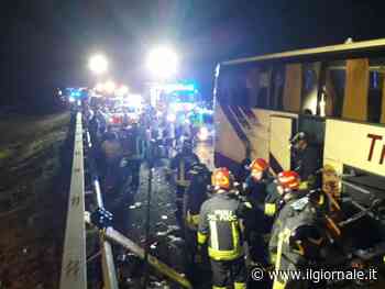 Incidente sulla A4, violento scontro tra pullman e tir