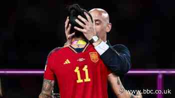 Spanish players in boycott over World Cup kiss