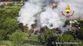Discarica in fiamme a Ponte Mammolo, la bonifica dopo l'allontanamento degli abusivi