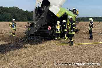 Strohballenpresse brennt auf Feld bei Büren-Brenken
