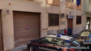 Lite davanti alla caserma, carabiniere ferito al polso con un coccio di bottiglia