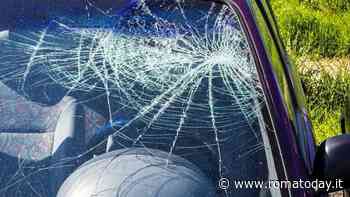 Armato di sampietrino spacca i parabrezza delle auto in sosta