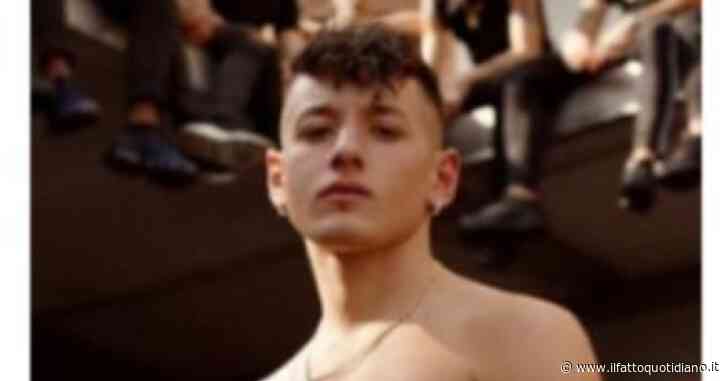 Il rapper Paky insulta i carabinieri dal palco di un concerto: denunciato per vilipendio