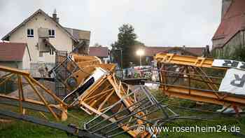 Baukran von Sturm umgerissen und auf Haus gekracht - THW und Feuerwehr in Kammer im Einsatz