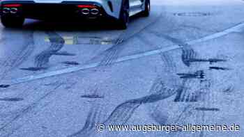 Poser-Auto schleudert beim Driften gegen Motorrad