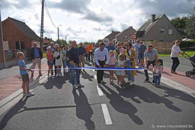 Vernieuwde en veiligere Opstalstraat feestelijk ingewandeld
