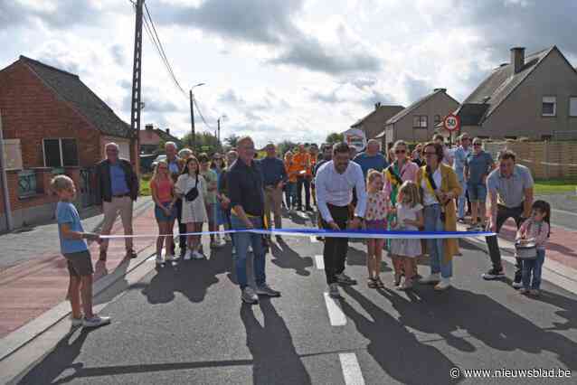Vernieuwde en veiliger Opstalstraat feestelijk ingewandeld