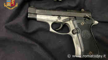 Spaccia cocaina in strada, in casa due pistole cariche