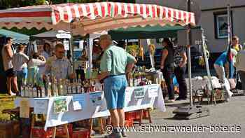 Bernecker Markt: Reges Treiben um den   Marktplatzbrunnen