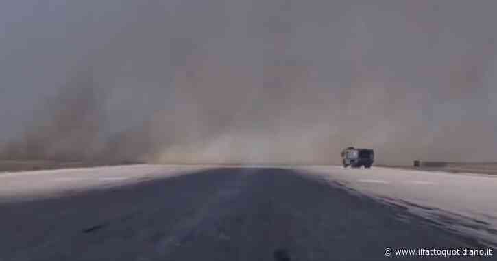 Incendi in Sicilia, chiuso l’aeroporto di Trapani. Salvati via mare 200 turisti alla Tonnara di Scopello