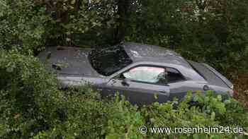 Dodge-Fahrer kommt in Rechtskurve bei Altötting von der Straße ab