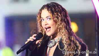 Rita Ora schwenkt bei Konzert in Ungarn aus Versehen serbische Fahne