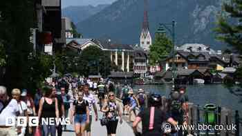 Hallstatt: Austrian town protests against mass tourism