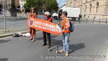 „Letzte Generation“: Straßen-Blockade vor dem Braunschweiger Rathaus