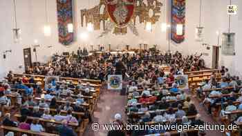 Lebhaftes Konzert in der vollen Wolfsburger Heinrich-Kirche
