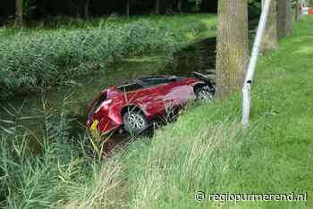 Auto te water langs Westerweg in Purmerend