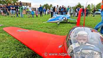Flugspektakel bei der FSV: Trotz Wetter strömt es viele Besucher auf den Wächtersberg