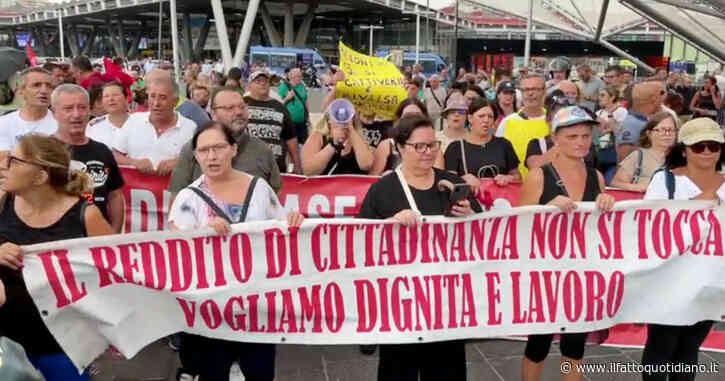 Le voci dal corteo per il reddito di cittadinanza a Napoli: “Vogliamo lavorare, il governo vuole persone ricattabili”. Cori contro Meloni