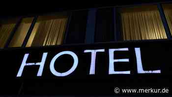 Eltern sturzbetrunken: Polizei rettet Kind aus völlig verwahrlostem Hotelzimmer