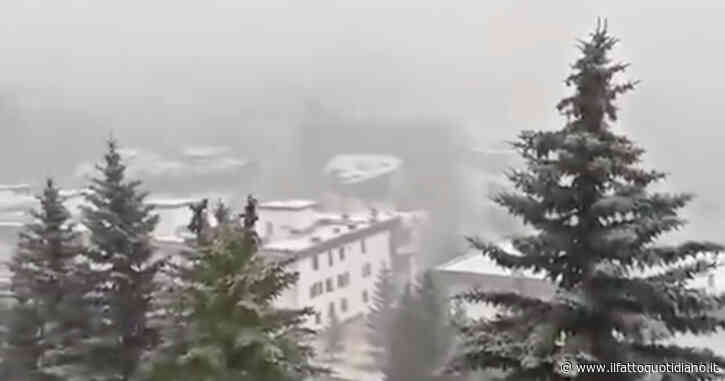 Nevica a Sestriere, l’imbiancata d’agosto sulle Alpi. Gli ambientalisti: “Dal caldo record agli zero gradi”
