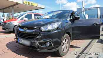 Auf Tankstellen-Gelände: Autofahrerin schleudert gegen Steinmauer