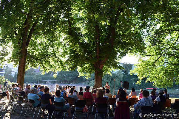 Kulturreihe „Literatur unter Bäumen“  auf dem Schwal in Neu-Ulm