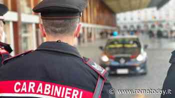 Strappa portafoglio a un viaggiatore a Termini: bloccato dopo un inseguimento