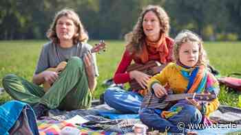 Jena und die Welt lernen Ukulele