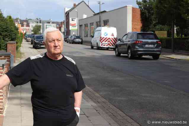 Leo (80) is snelheidsduivels in zijn ‘sluipstraat’ kotsbeu: “Politie schreef hier in twee uur tijd 98 bekeuringen uit”