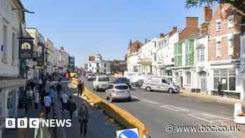 Busy Stratford-upon-Avon road shuts as men seen on shop roofs