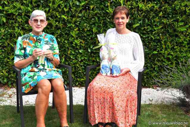 Kankerpatiënt Mia haakt met buurvrouw Marleen replica’s van jeugdmascotte voor Think Pink: “Tien uur werk voor één konijntje”