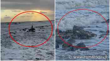 La mareggiata "mangia" il litorale, danni a Ostia e Fregene. Crolla la statua di Nettuno