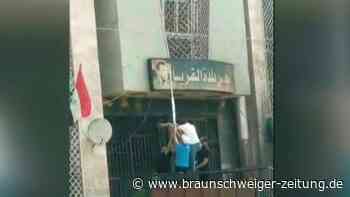 Syrien: Demonstranten zerstören Assad-Porträt