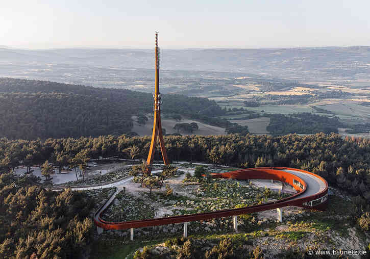 Nadel und Faden über Canakkale
 - Funkturm mit Besucherzentrum von IND und Powerhouse Company