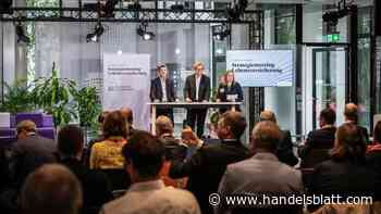 Handelsblatt-Strategiemeeting: Lange zu niedrig, plötzlich zu hoch: Lebensversicherer hadern mit den Zinsen