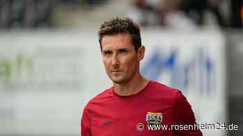 Miroslav Klose erhält Preis von UEFA-Präsident Čeferin