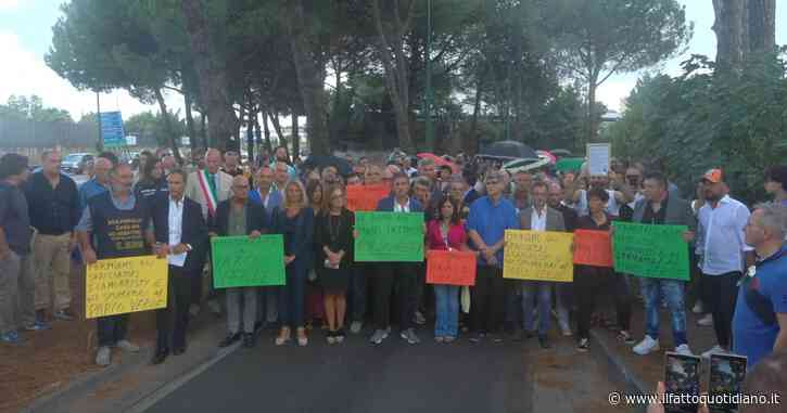 A Caivano il corteo per le vittime dello stupro. Don Patriciello: “La ricetta non esiste, la parola magica è insieme”