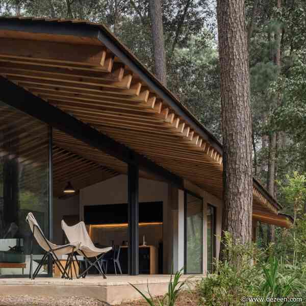 Estudio Atemporal spreads out Mexican house to preserve the forest