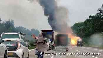 Gasflaschen explodieren auf Lkw - Wohl mindestens zwei Tote