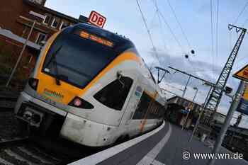 Unbekannter schleift Mann an den Beinen durch den Zug